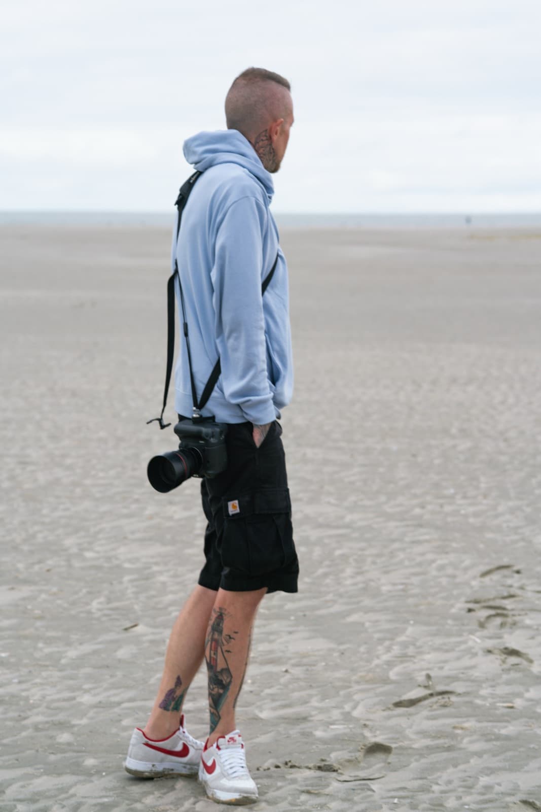 Daniel Boberg mit Kamera am Strand