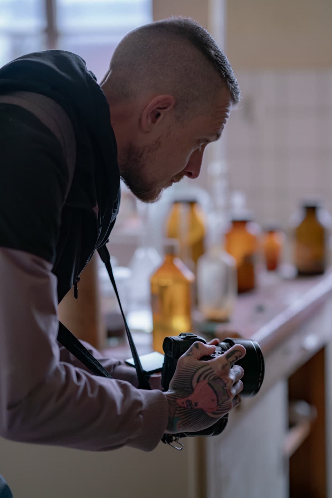 Daniel Boberg fotografiert alte Laborflaschen an einem Lost Place