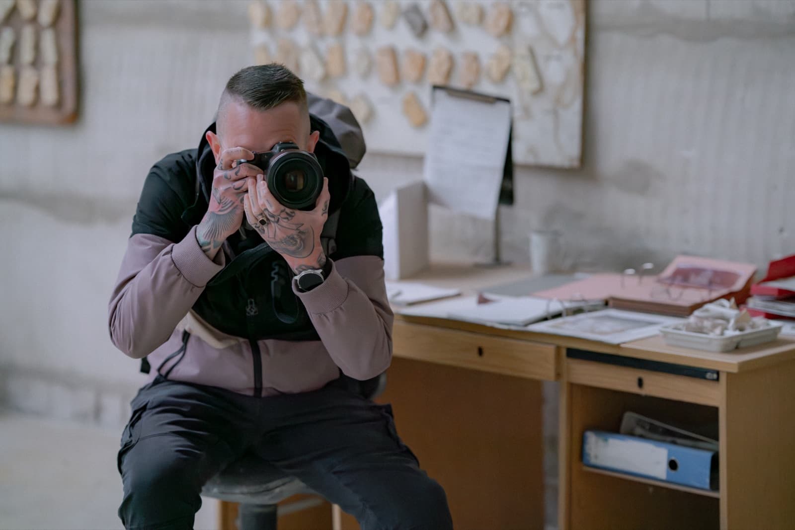 Daniel Boberg fotografiert in einem verlassenen Büro