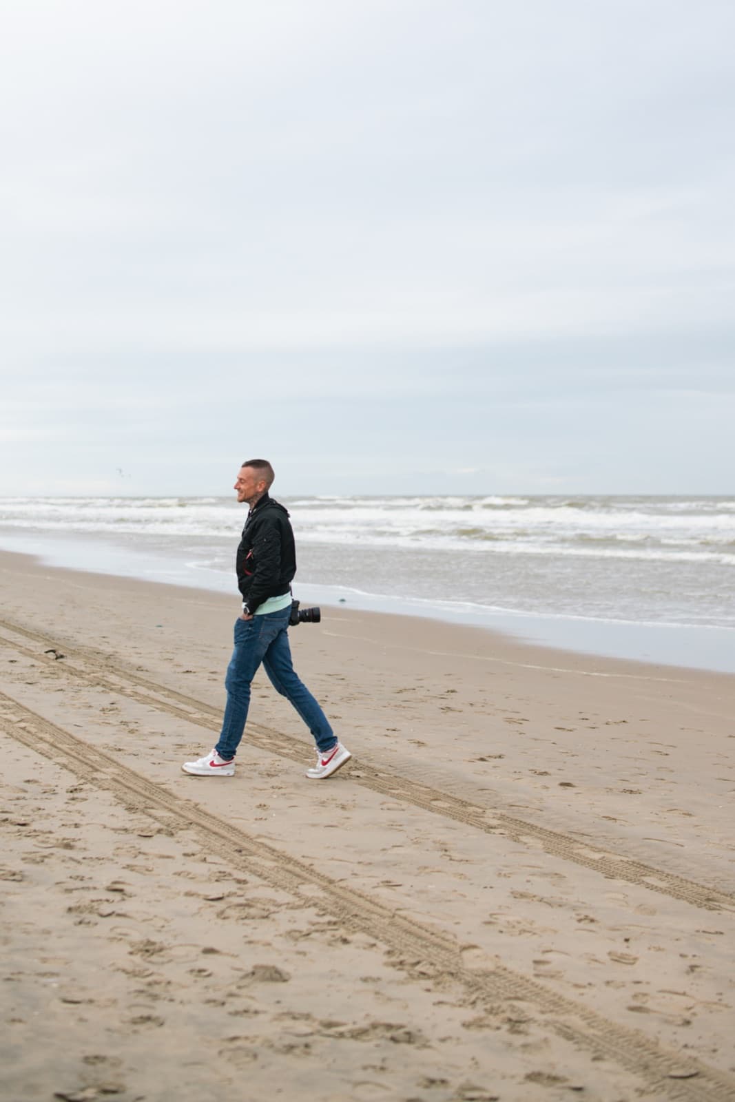 Daniel Boberg mit Kamera am Strand von Noordwijk