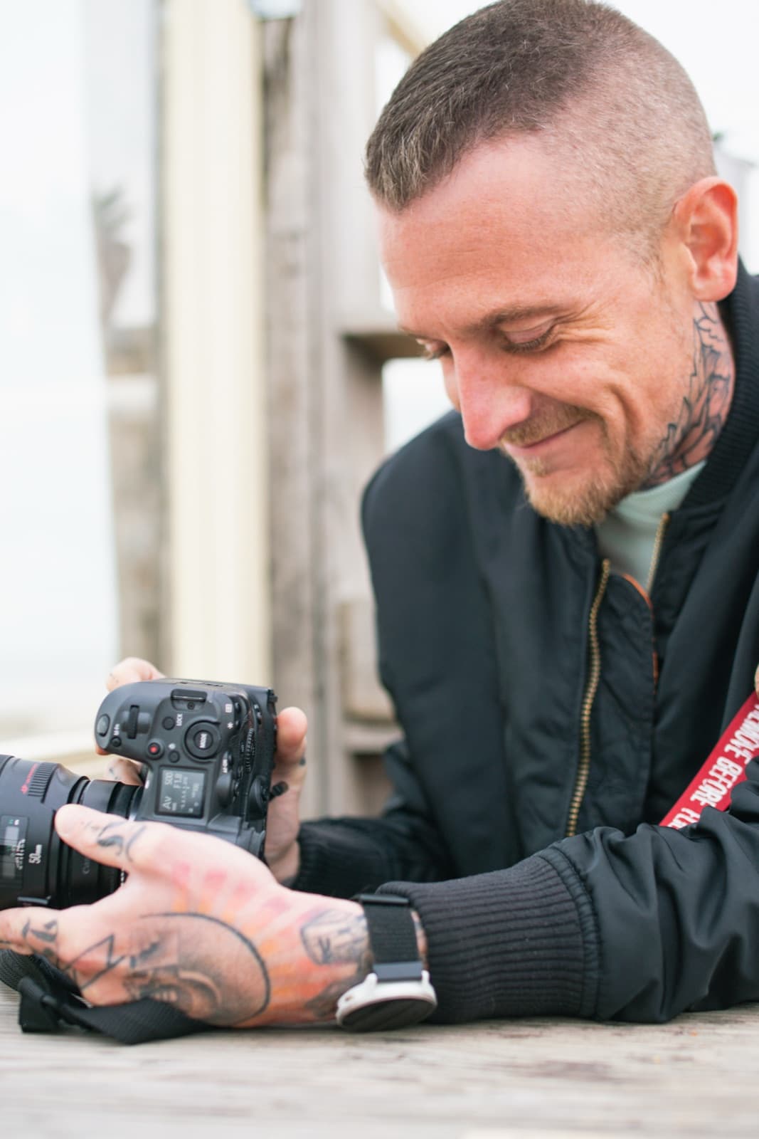 Daniel Boberg lacht beim Blick auf die Kamera in Noordwijk