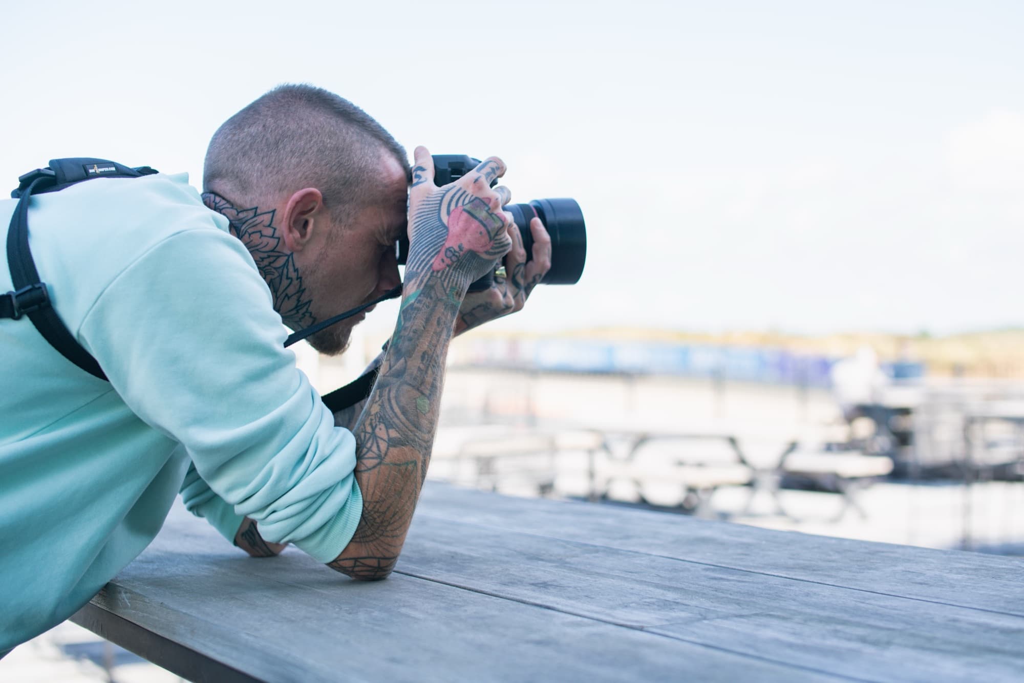 Daniel Boberg fotografiert, auf einen Tisch gestützt, am Circuit Zandvoort