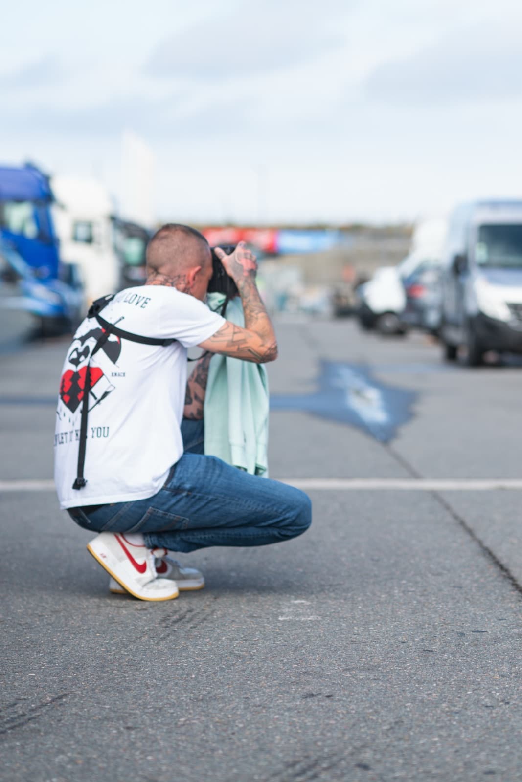 Daniel Boberg fotografiert in der Hocke im Fahrerlager in Zandvoort