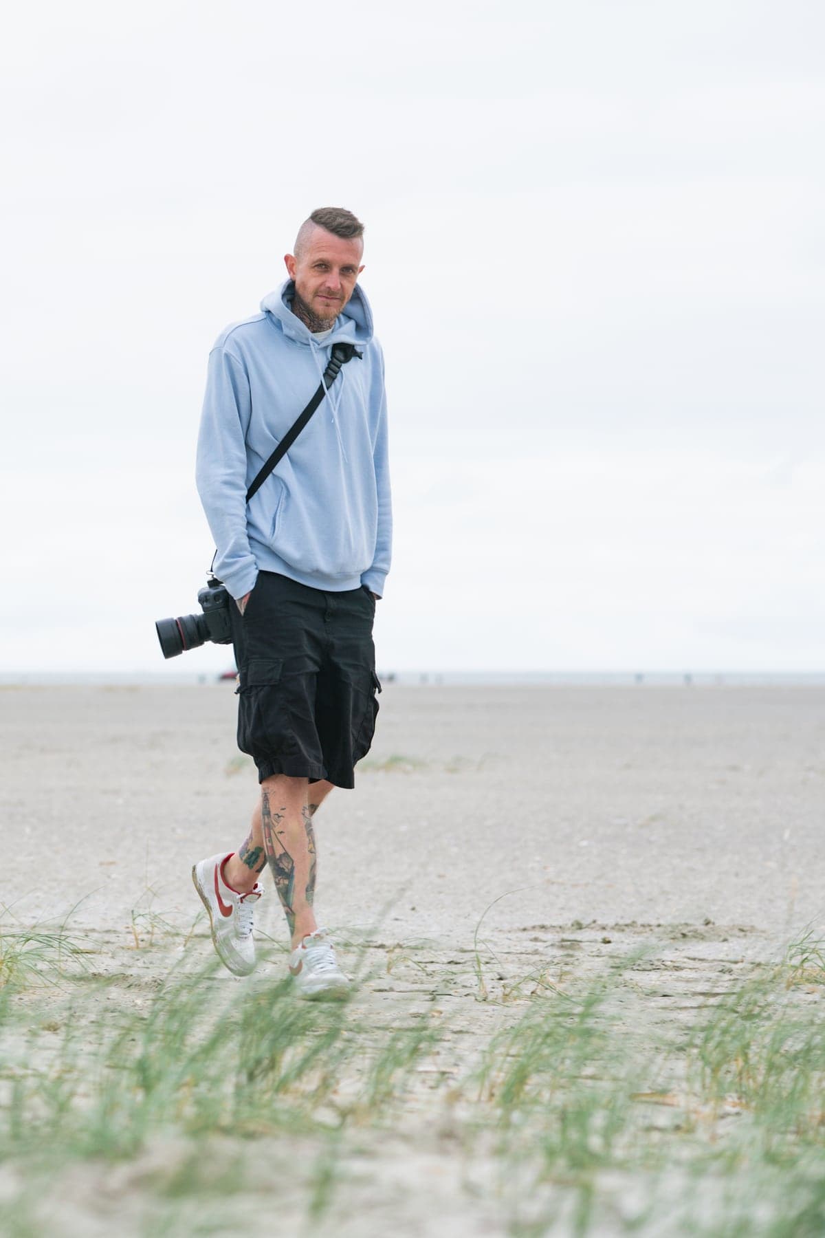Daniel Boberg am Strand, Kamera in der Hand