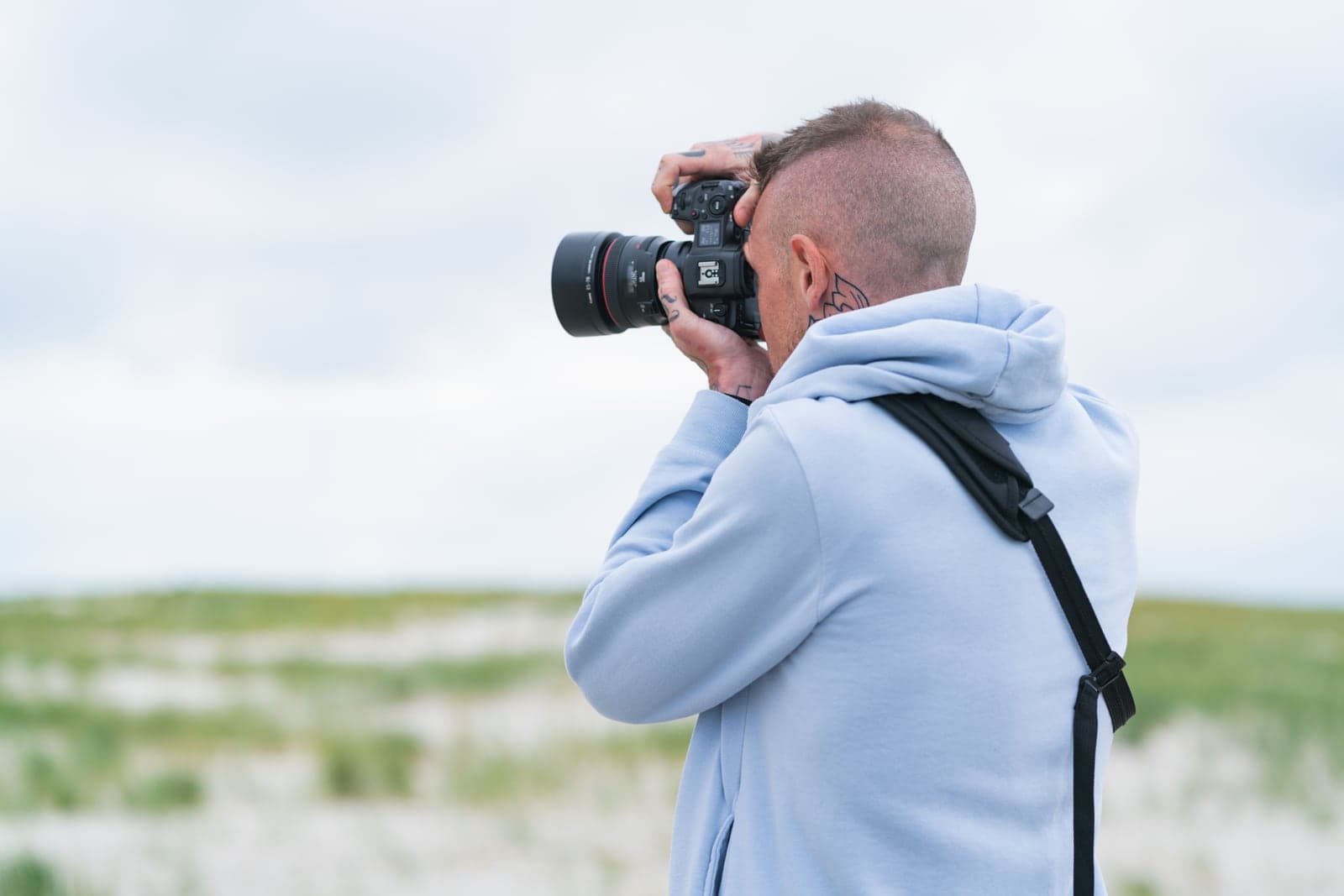 Daniel Boberg beim Fotografieren am Wattenmeer