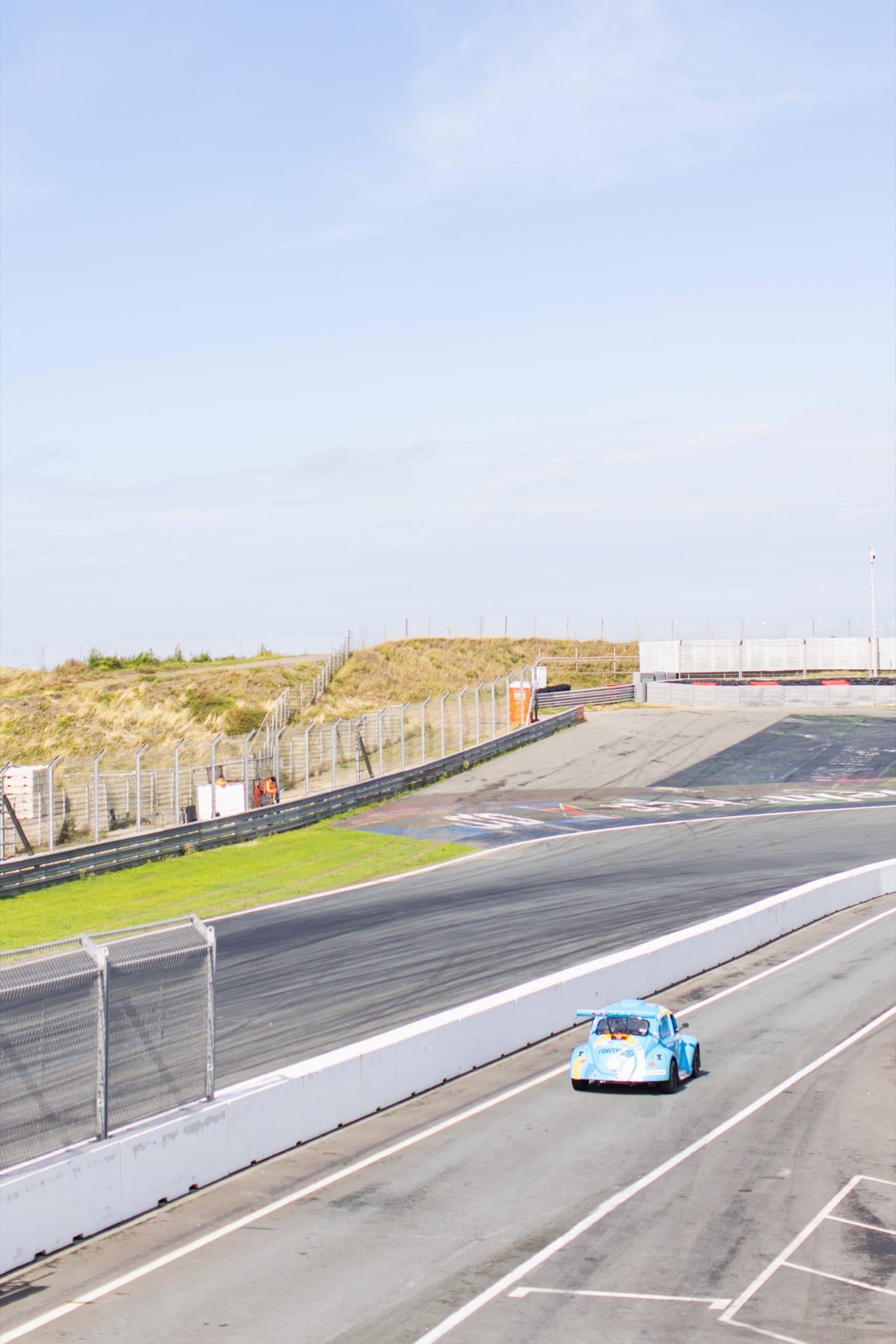 Rennwagen auf der Strecke des Circuit Zandvoort vor den Dünen