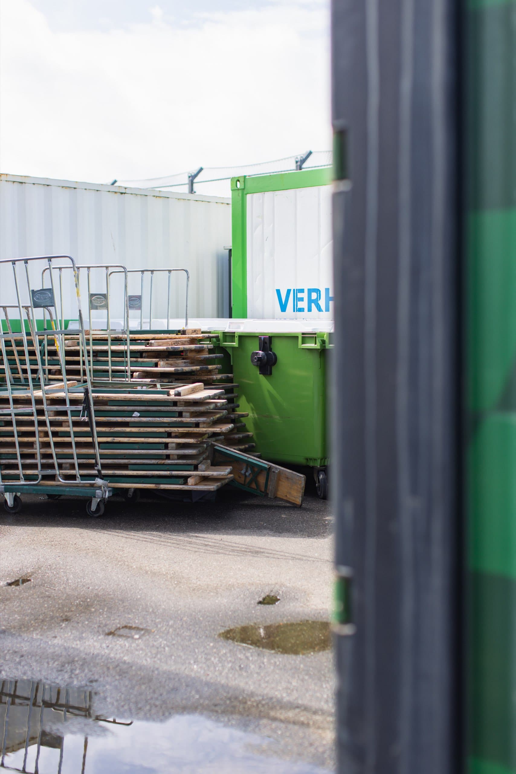 Zaun und Container am Rand des Fahrerlagers in Zandvoort