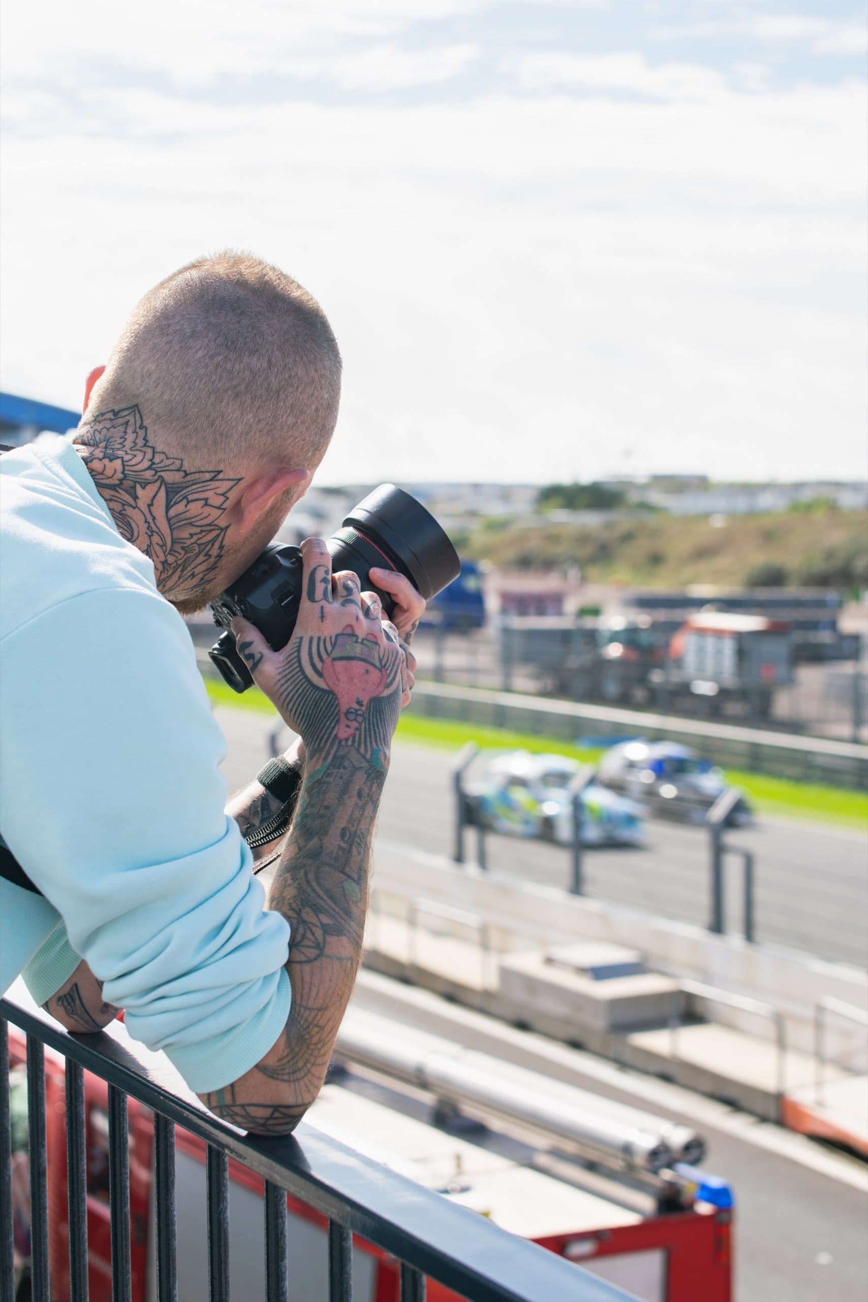 Daniel Boberg fotografiert das Rennen von der Tribüne am Circuit Zandvoort