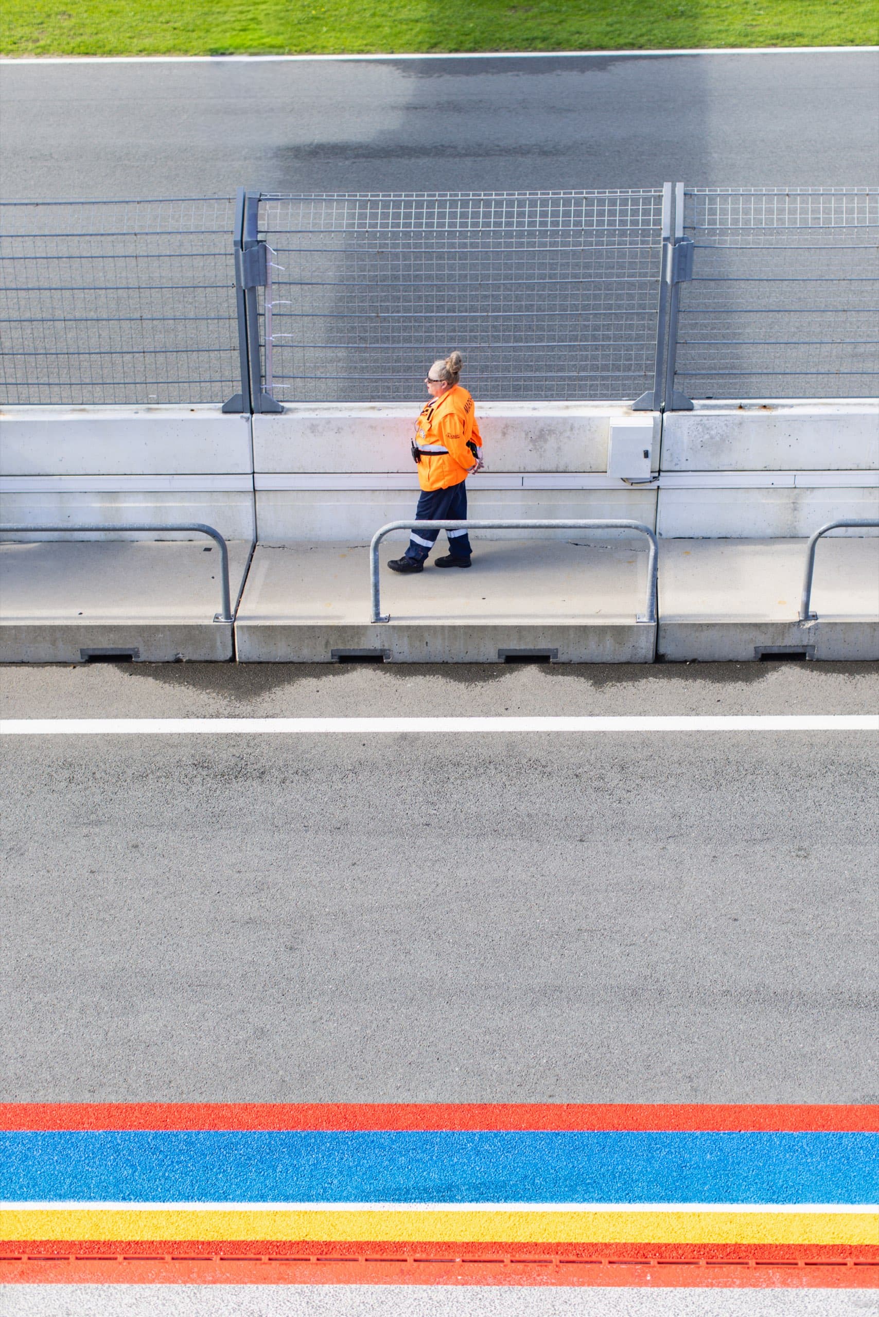 Streckenposten in Orange an der Boxenmauer in Zandvoort