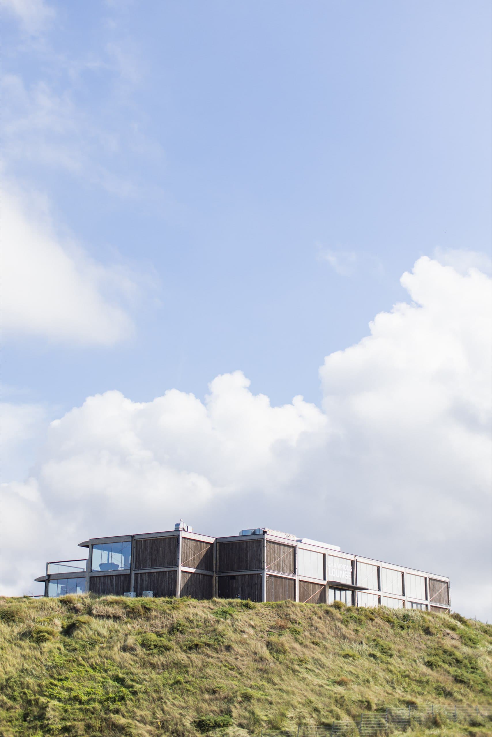 Champions Lounge auf der Düne am Circuit Zandvoort unter blauem Himmel