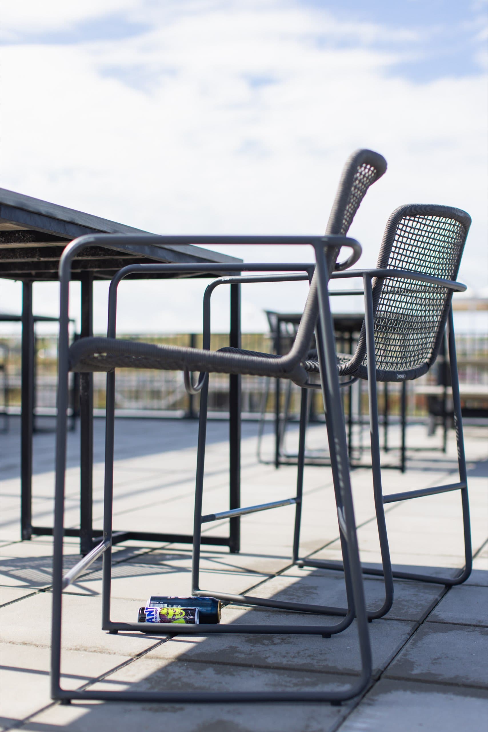 Leere Barhocker auf der Terrasse über der Rennstrecke