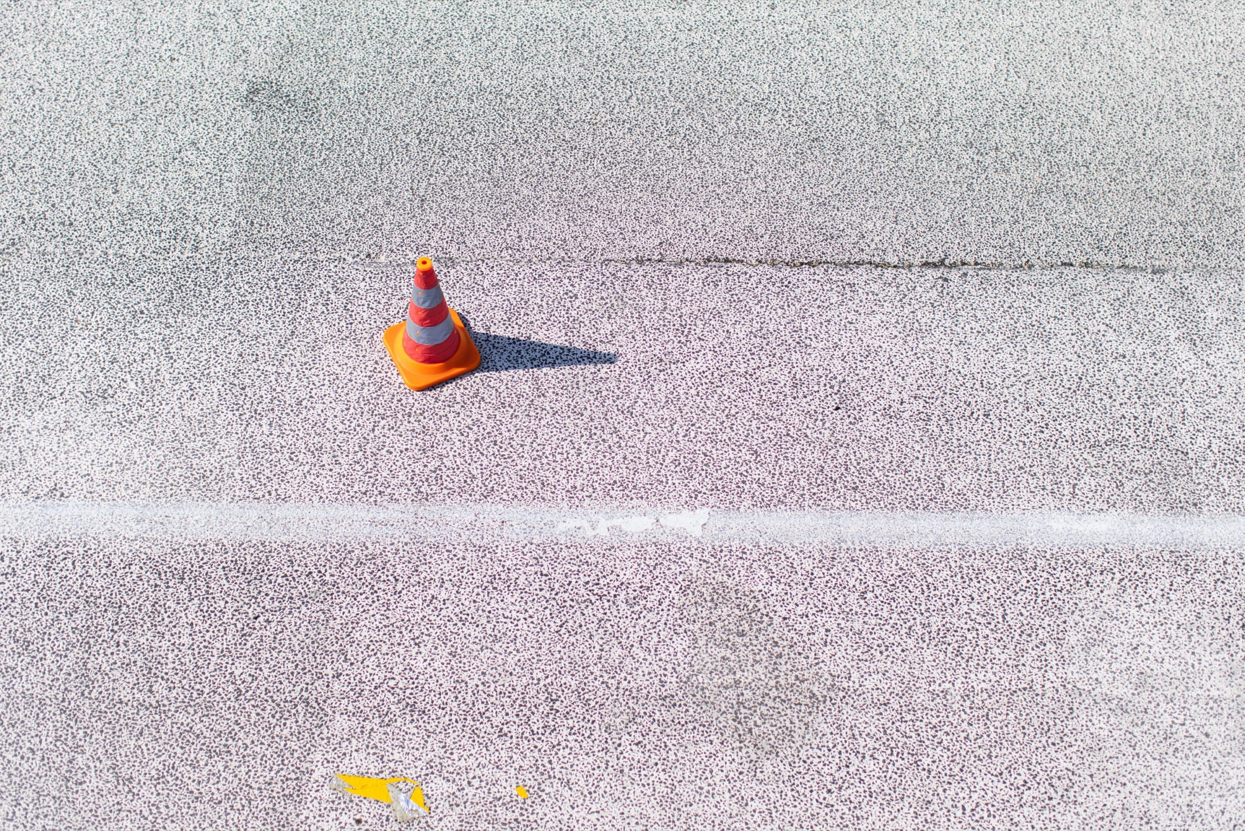 Pylone auf dem Asphalt der Boxengasse