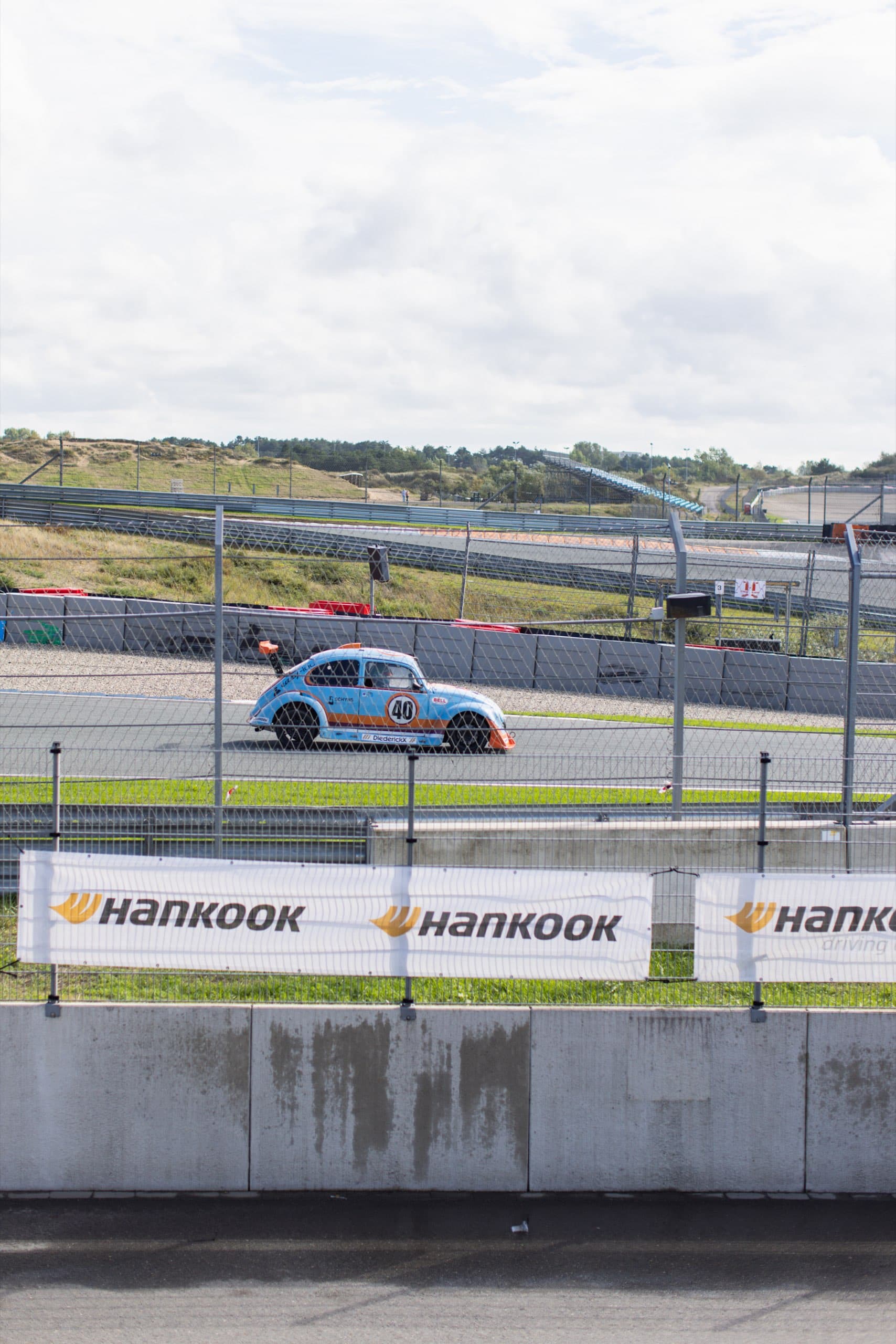 Käfer-Rennwagen auf der Strecke hinter Hankook-Bannern