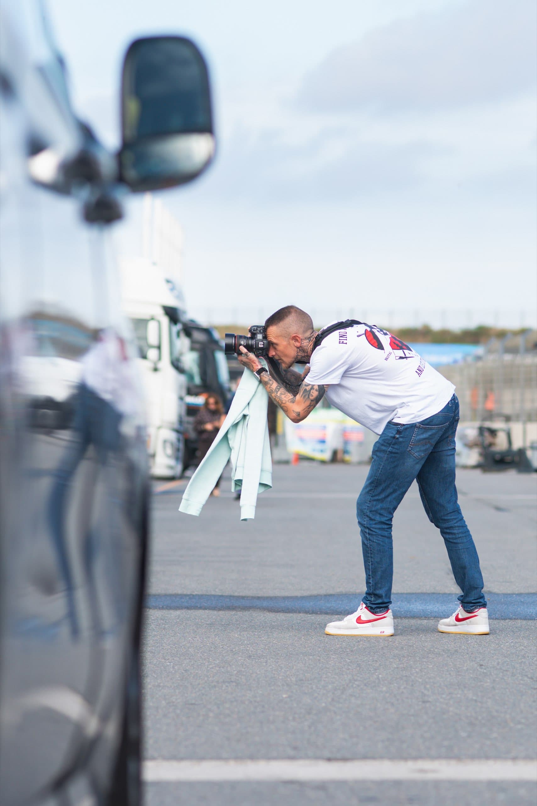 Daniel Boberg fotografiert im Fahrerlager neben einem Transporter