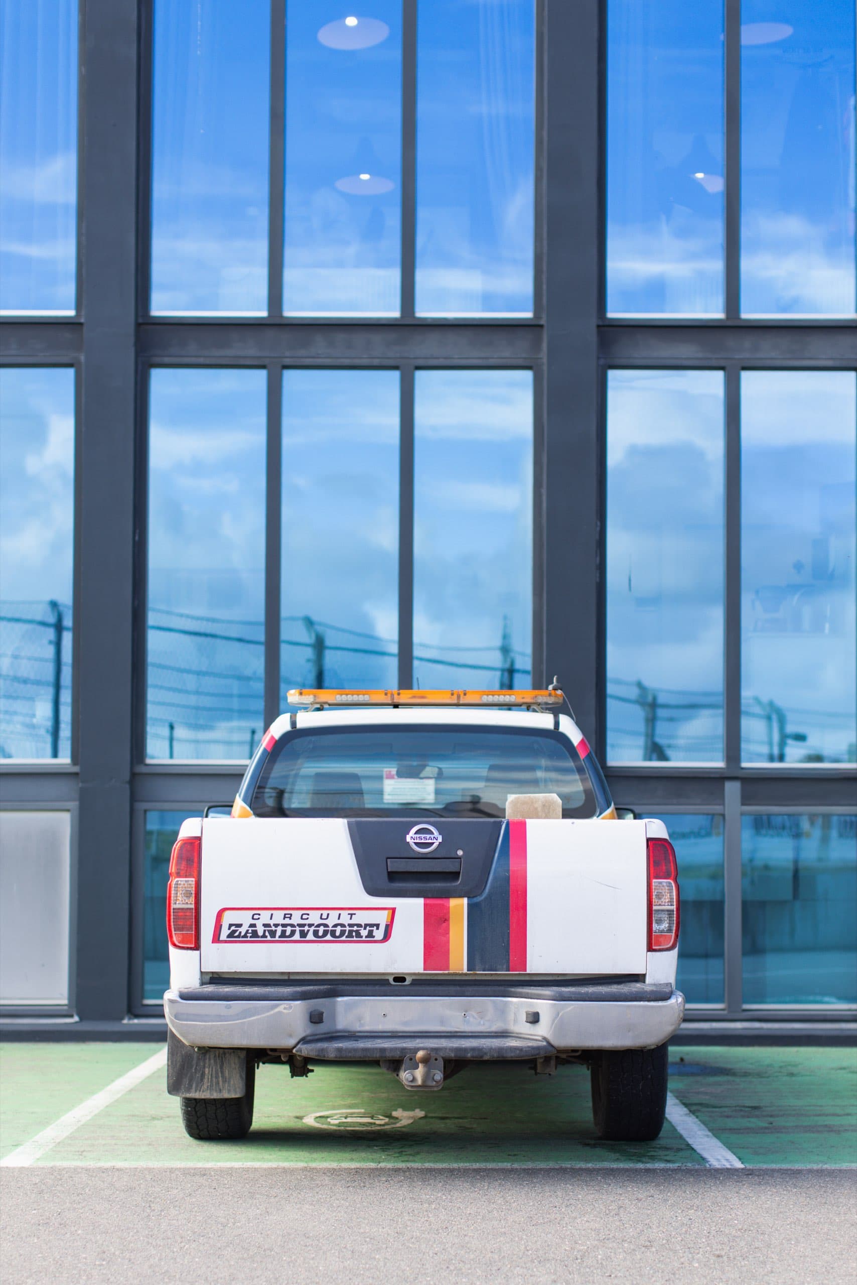 Pick-up des Circuit Zandvoort vor der Glasfassade