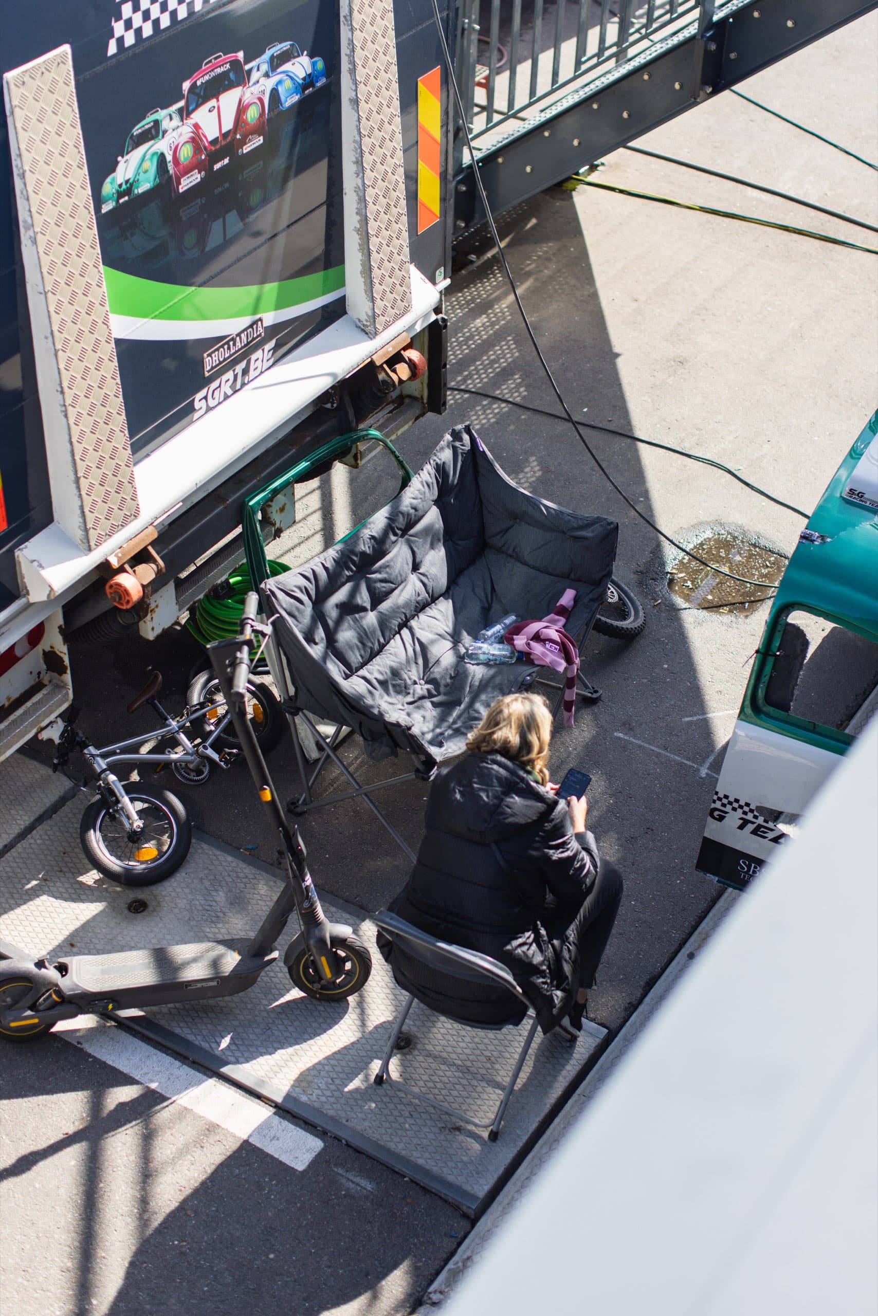 Fahrerlager von oben mit Rollern, Stuhl und Transporter am Circuit Zandvoort