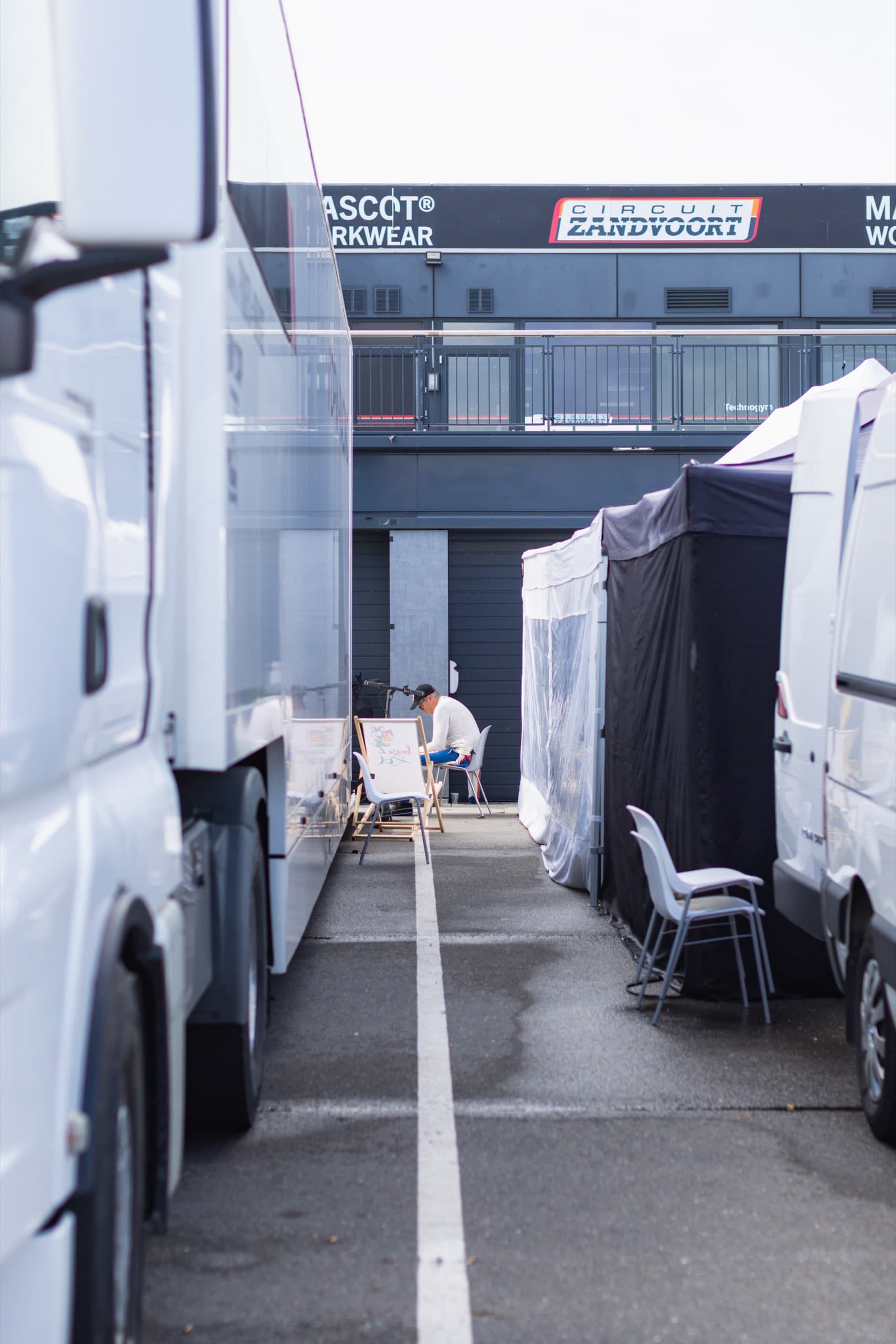 Lkw und Zelte im Fahrerlager des Circuit Zandvoort