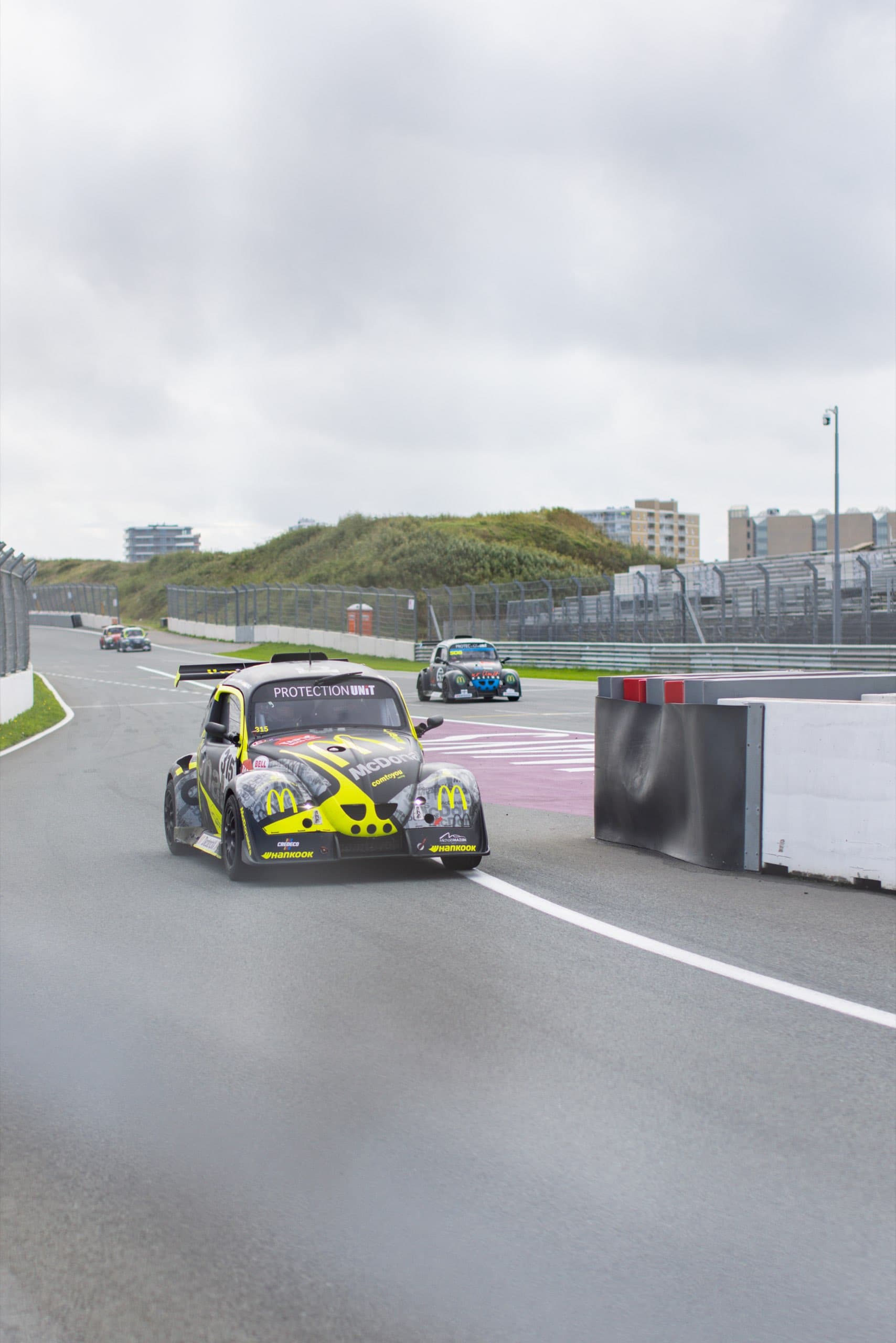 Bunter Käfer-Rennwagen auf der Strecke in Zandvoort