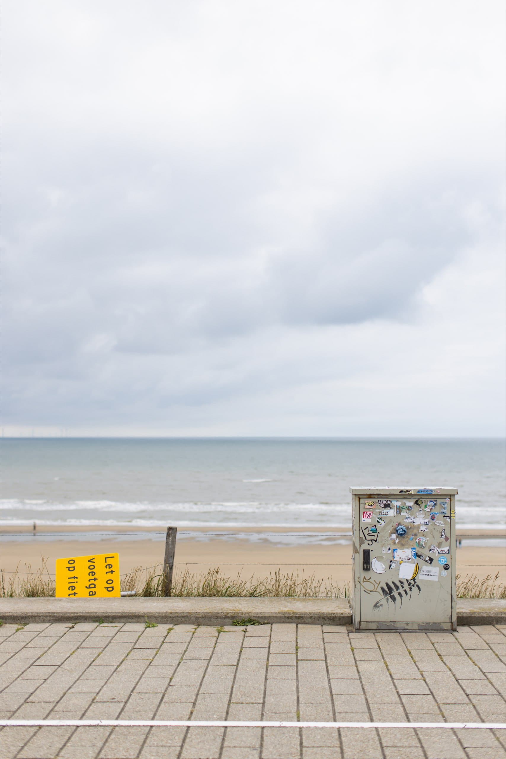 Stromkasten mit Stickern an der Strandpromenade von Zandvoort