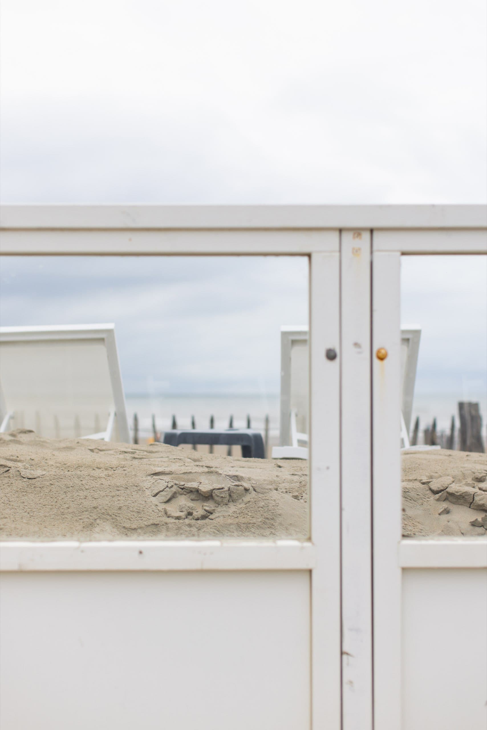 Weißer Windschutz mit Blick auf den Strand