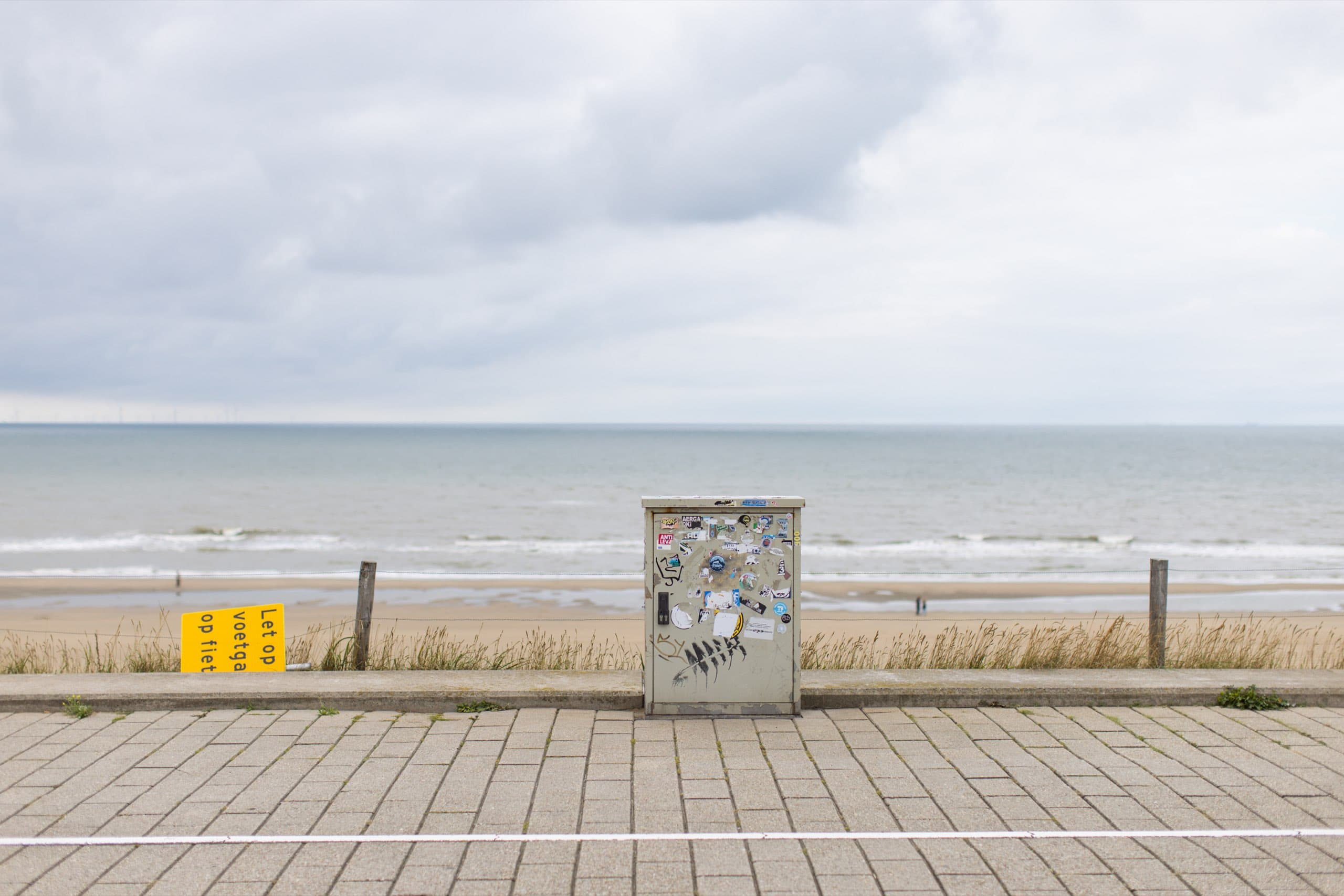 Stromkasten vor der Nordsee an der Promenade von Zandvoort