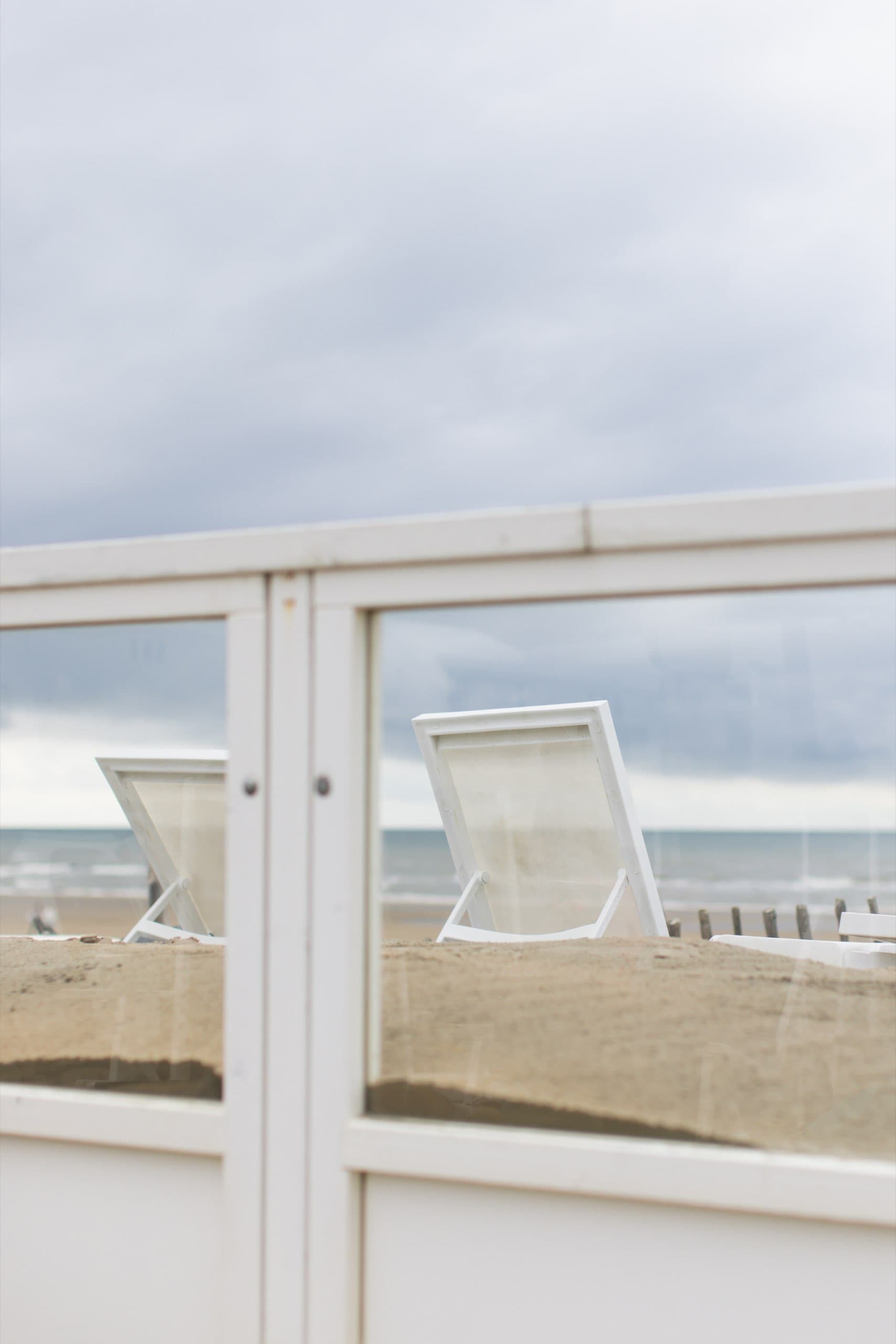 Windschutz mit Blick auf Sand und Meer