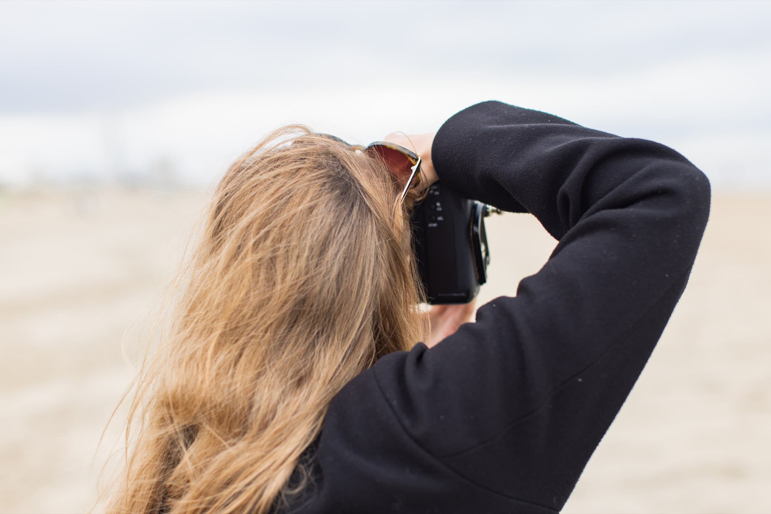 Person mit langen Haaren fotografiert am Strand von Zandvoort