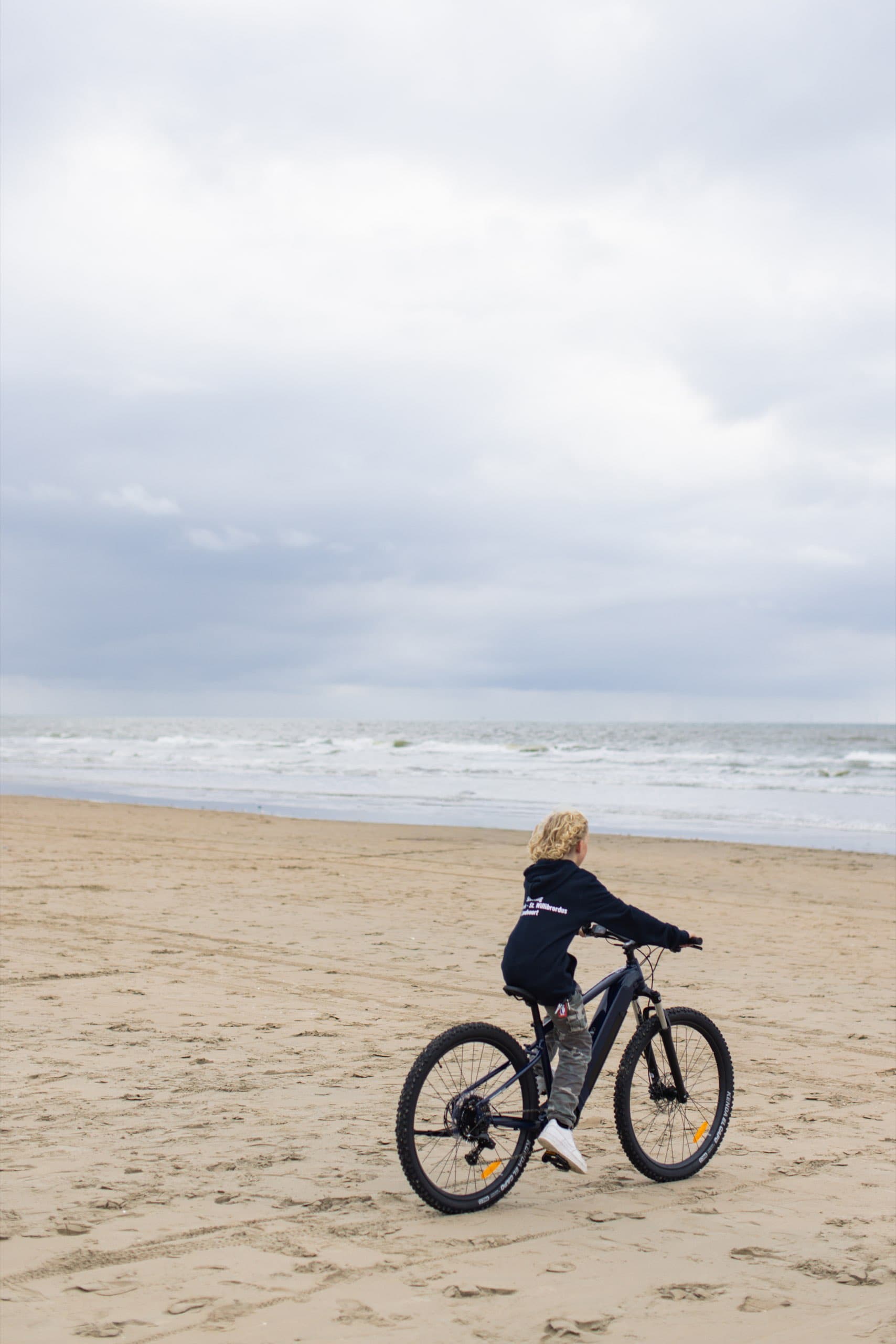 Person fährt mit dem E-Bike über den Strand von Zandvoort