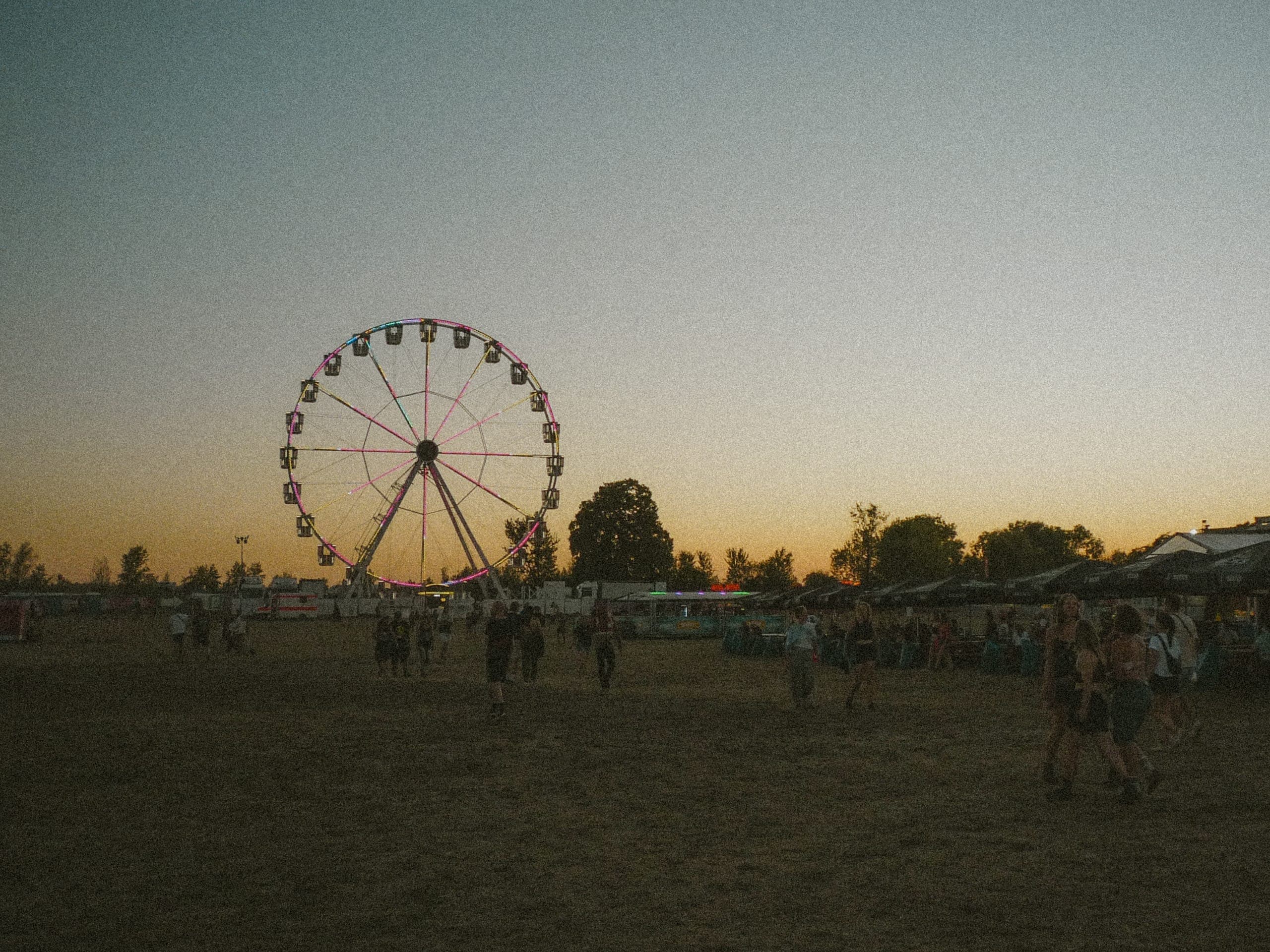 Riesenrad und Festivalgelände in der Abenddämmerung