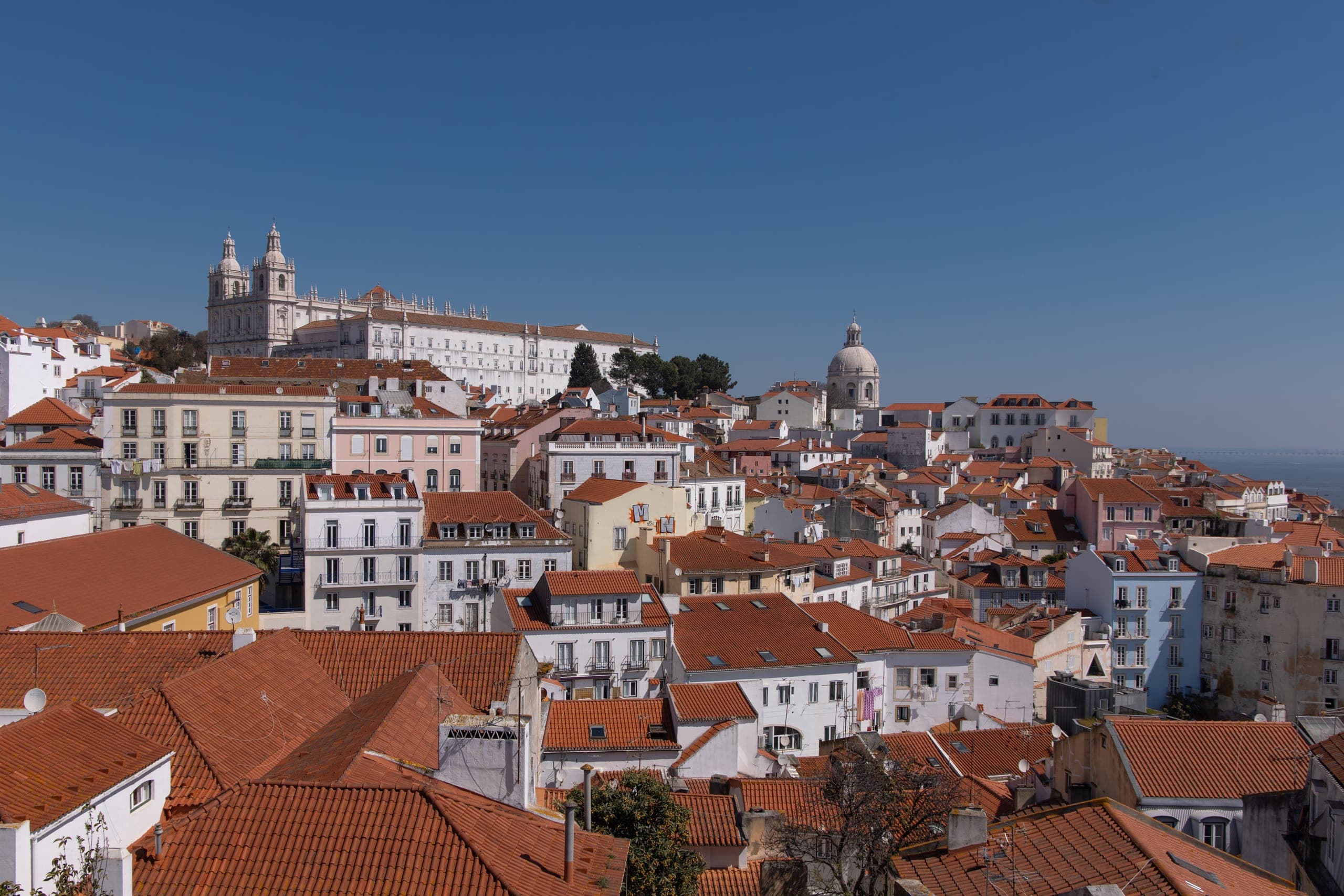Blick über die Dächer der Altstadt zum Kloster