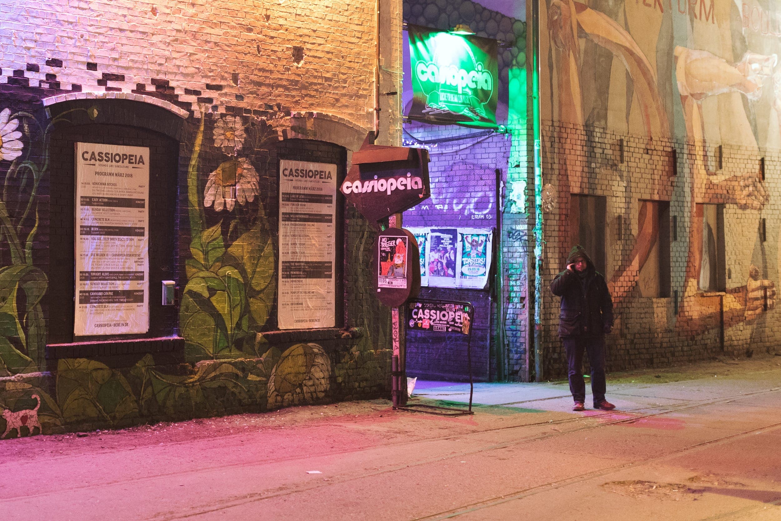Beleuchteter Eingang des Cassiopeia in Berlin bei Nacht