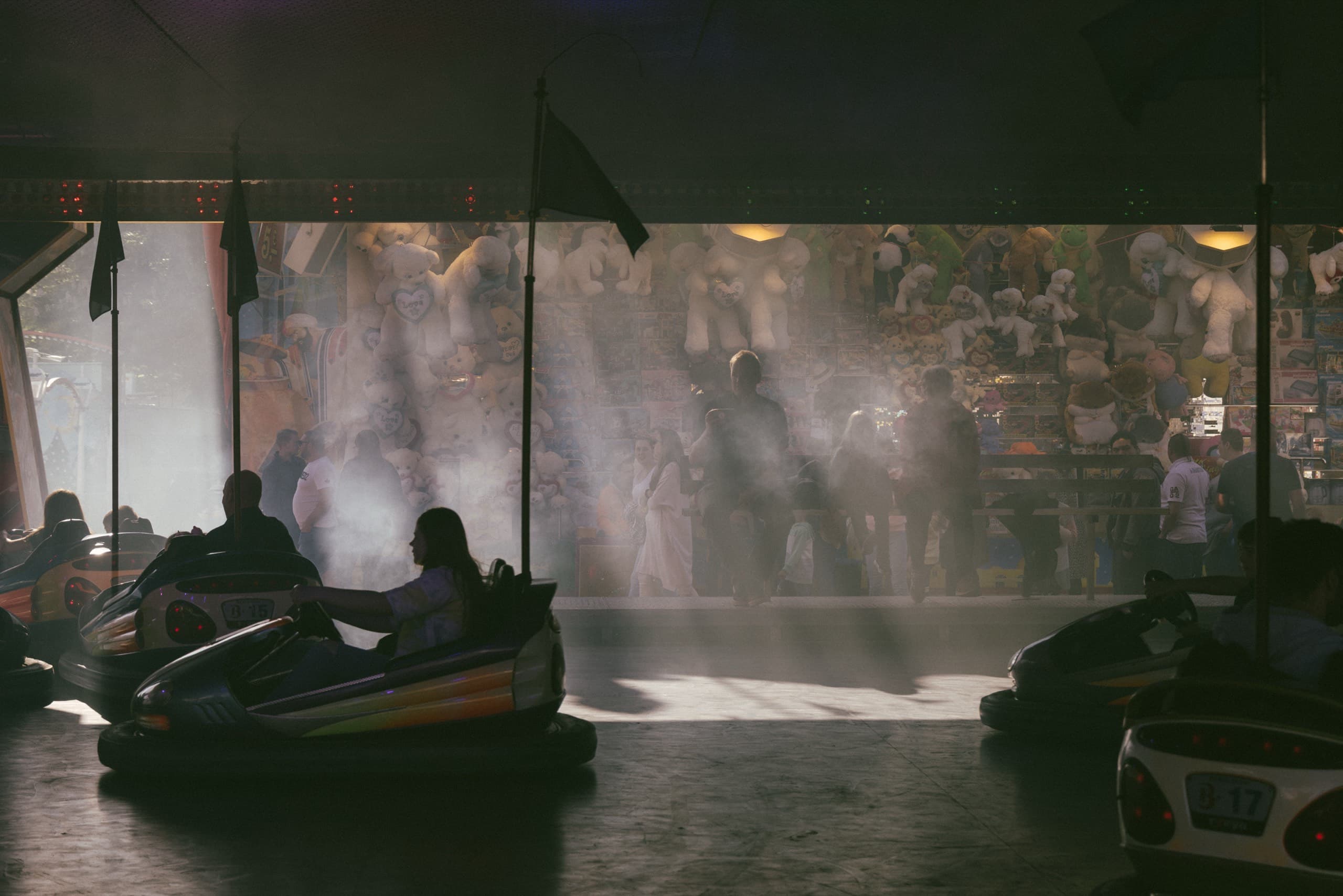 Autoscooter im Nebel und Gegenlicht der Halle